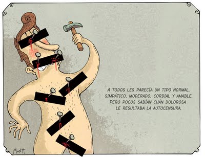 Personaje desnudo clavándose en el cuerpo zonas negras típicas para censurar imágenes