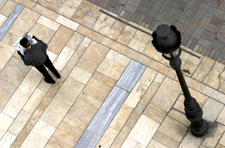 leyendo el periódico