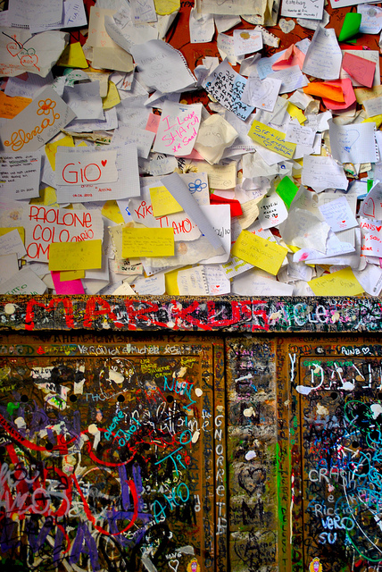 Tablón con muchas notas y pintadas