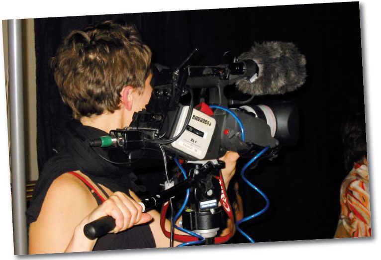 Chica con cámara de vídeo