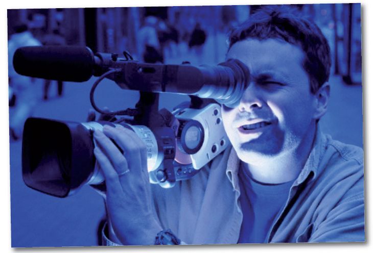 Hombre con cámara de vídeo