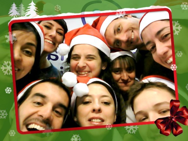 personal de la Plataforma apelotonado, sonriendo y con gorros